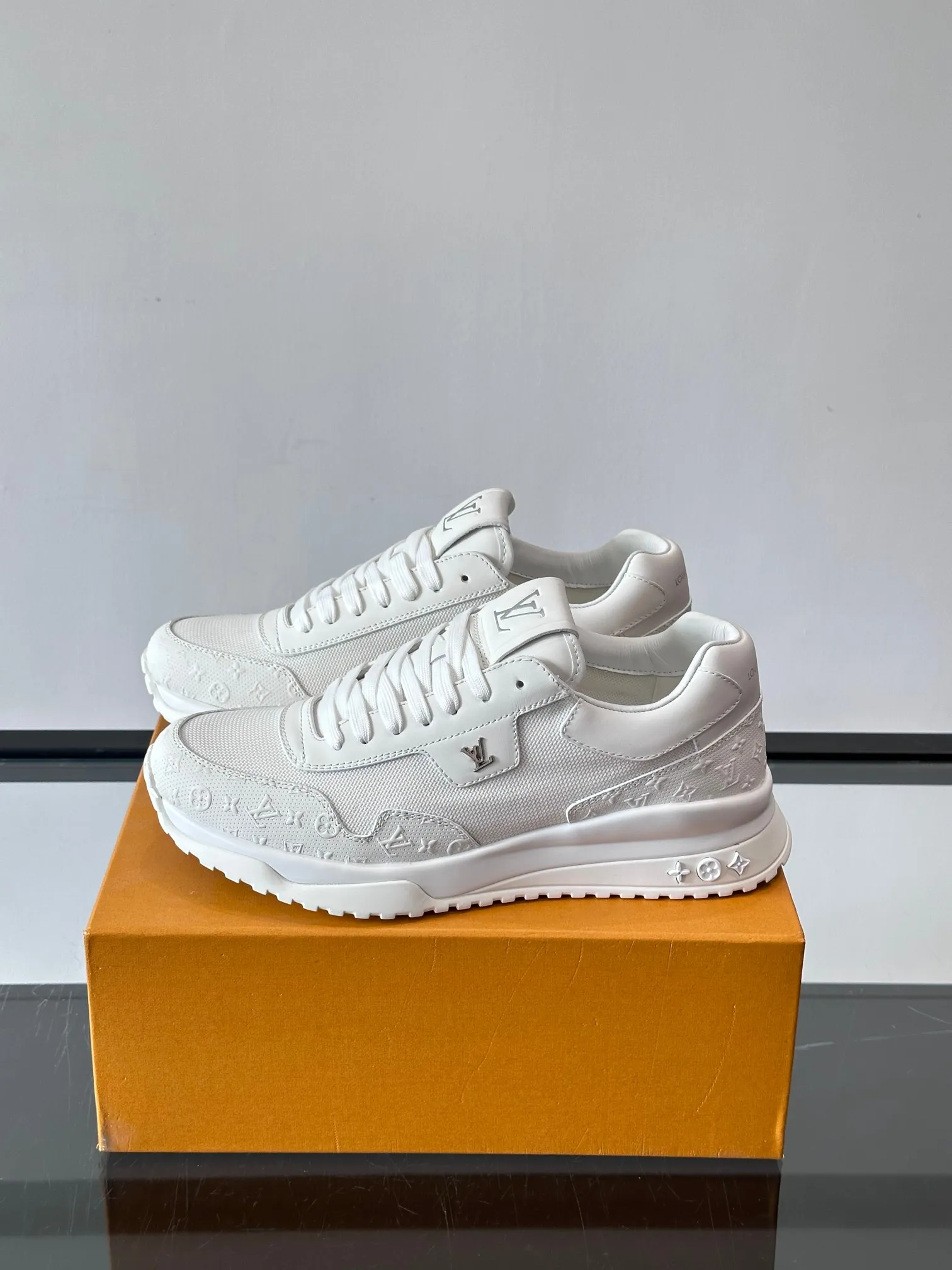 Men's Men's Shoes 💰500 [New Style] 🐡🐡LV🆕RUN AWAY sneakers, this Run Away sneaker is made of first-layer cowhide leather and breathable original material. The wedge-shaped rubber outsole continues the running shoe design, embellished with Monogram flowers, the L V letter is marked on the tongue, and the Louis Vuitton Paris logo is embellished on the back. Paired with brand logo cotton feet, the mesh lining and heel are spliced ​​and wrapped in cowhide, making the upper foot comfortable and breathable! size: 39-44 (38.45.46 customized)